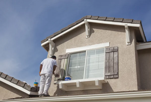 Pintor de casa pintando el ajuste y las persianas del hogar — Foto de Stock