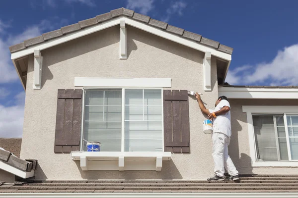 Casa pintor pintando a guarnição e persianas de casa — Fotografia de Stock