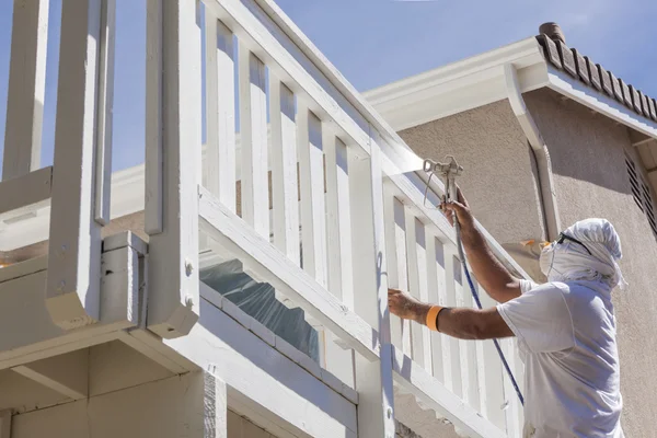 House Painter Spray Schilderen Een dek van een huis — Stockfoto