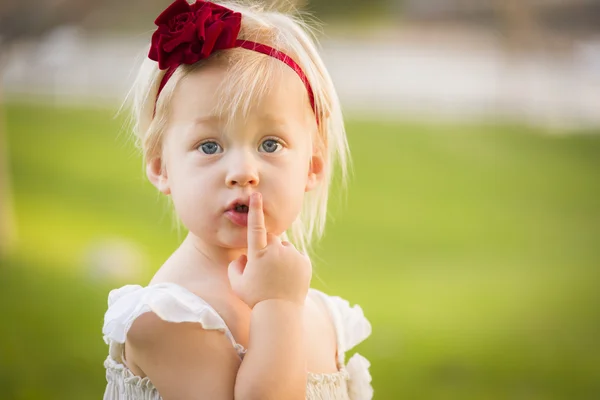 Bir çim alan beyaz elbise sevimli küçük kız — Stok fotoğraf