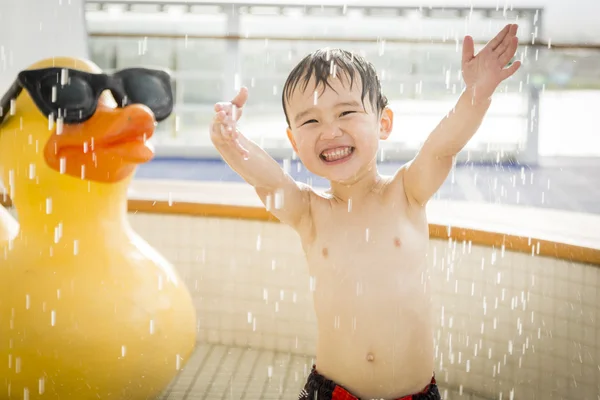 Menino de raça mista se divertindo no parque aquático — Fotografia de Stock