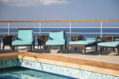 Cruise Gemi şezlong ve havuzu Özet
