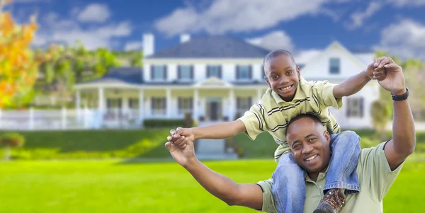 Speelse Afrikaanse Amerikaanse vader en zoon voorzijde woning — Stockfoto