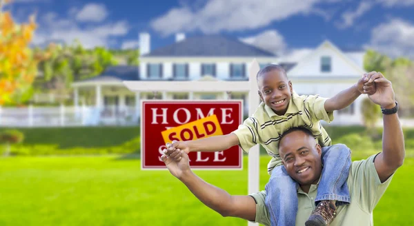 Vater und Sohn vor Immobilienschild und Haus — Stockfoto