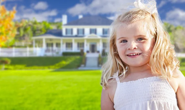 Cute Smiling Girl Playing in Front Yard — Stock Photo, Image