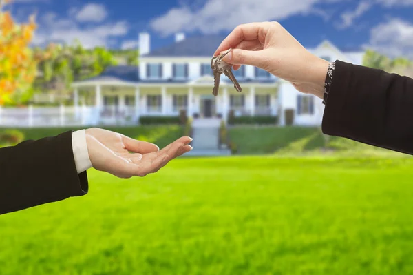 Agent Remise des clés de la maison devant une nouvelle maison — Photo