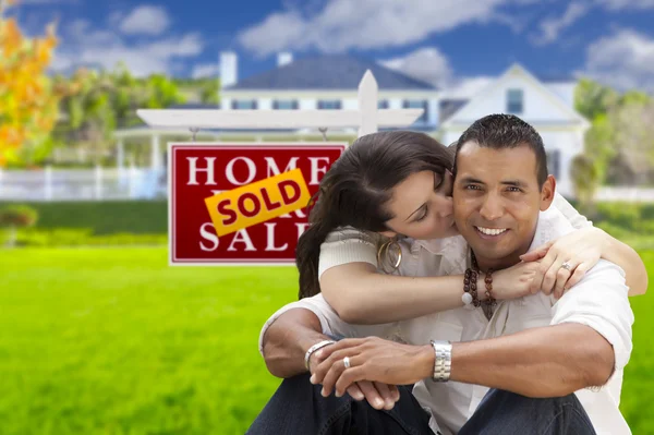 Hispanic Couple, New Home and Sold Real Estate Sign — Stock Photo, Image