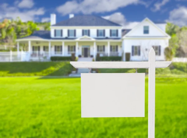 Sinal de Imobiliária em Branco em frente à Nova Casa — Fotografia de Stock