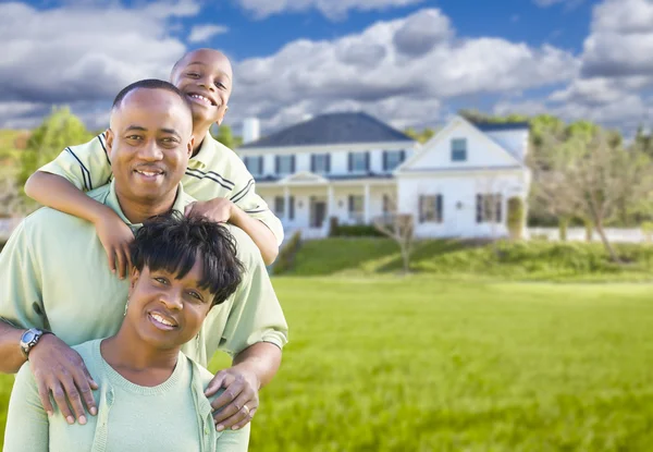 Familia afroamericana frente a hermosa casa — Foto de Stock