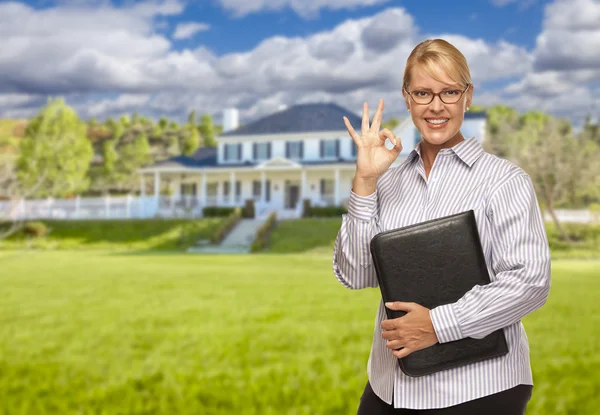 Attraktive Geschäftsfrau vor hübschem Wohnhaus — Stockfoto