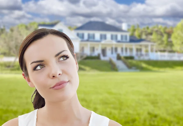 Doordachte gemengd ras vrouw voor huis — Stockfoto