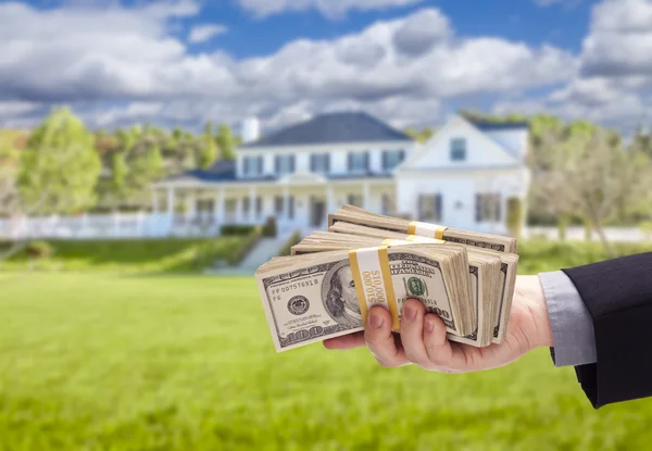 Evin önünde ev için parayı teslim — Stok fotoğraf