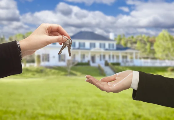 Agent Remise des clés de la maison devant une nouvelle maison — Photo