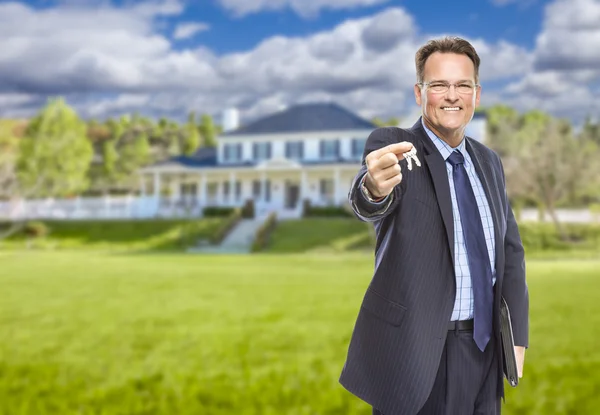 Emlakçı ile ev önünde evin anahtarları — Stok fotoğraf