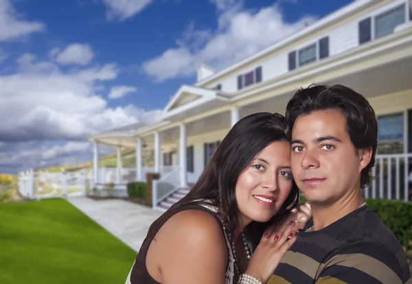 Pareja joven hispana feliz frente a su nuevo hogar — Foto de Stock