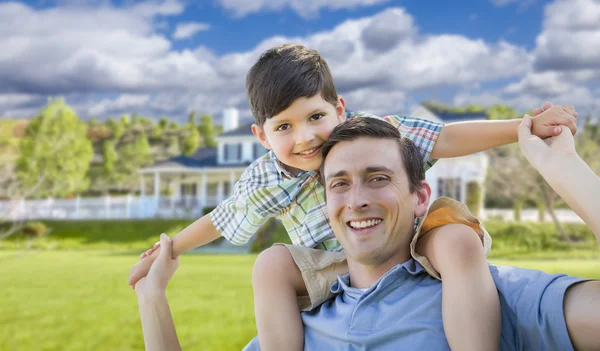 Karışık ırk baba ve oğul evin önünde Paketle — Stok fotoğraf