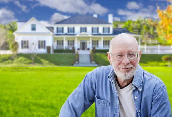 Uomo adulto anziano di fronte alla casa — Foto Stock