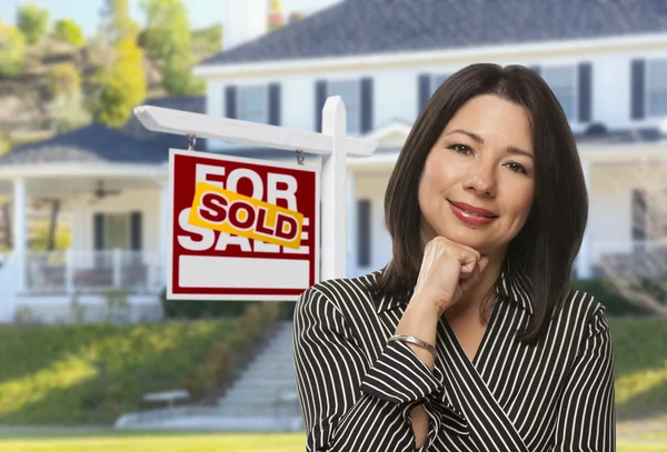 İspanyol kadın satılan işareti ve evin önünde — Stok fotoğraf