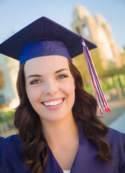 Feliz Graduação mista Raça mulher em Cap e vestido — Fotografia de Stock