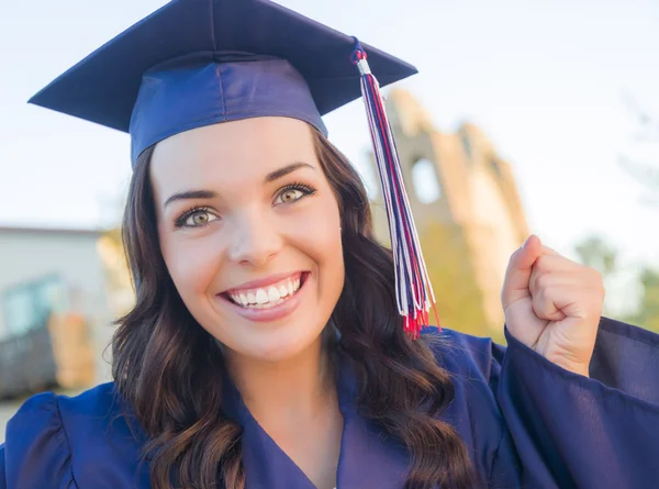 Glad examen blandras kvinna i mössa och klänning — Stockfoto