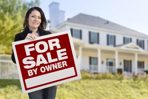 Female Holding Sale By Owner Sign In Front of House — Stock Photo, Image