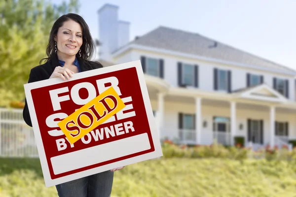 Vrouwelijke bedrijf verkocht door eigenaar teken voor huis — Stockfoto