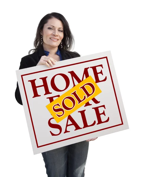 Hispanische Frau hält verkauft Haus zum Verkauf Zeichen auf weiß — Stockfoto
