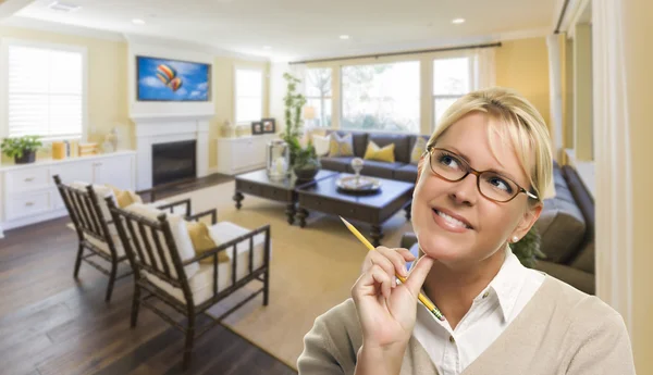 Mujer soñando despierto con lápiz dentro hermosa sala de estar —  Fotos de Stock