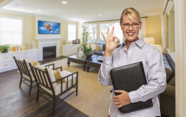 Real Estate Agent rendben van jel a nappaliban — Stock Fotó