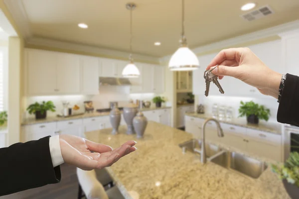 Consegna di nuove chiavi di casa all'interno di bella cucina — Foto Stock
