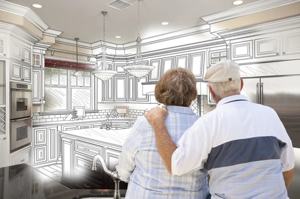 Пара пожилых глядя через пользовательский дизайн кухни рисунок и Pho — стоковое фото