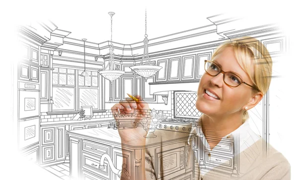 Vrouw met Pencil Drawing aangepaste keukenontwerp — Stockfoto