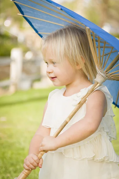 Nettes kleines Mädchen mit Sonnenschirm draußen im Park — Stockfoto