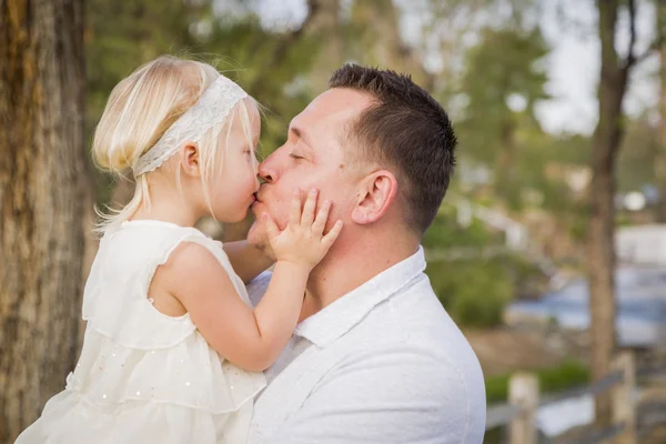 Père jouant avec bébé fille mignonne à l'extérieur au parc — Photo