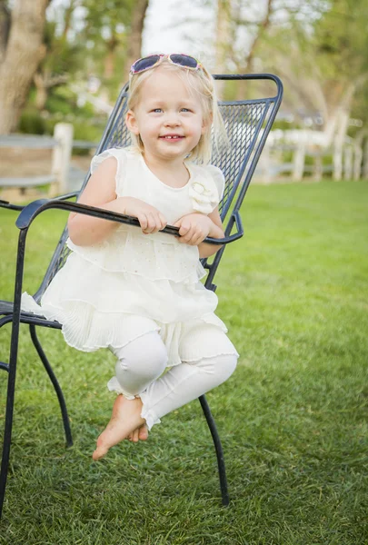 Bonito brincalhão bebê menina retrato fora no parque — Fotografia de Stock