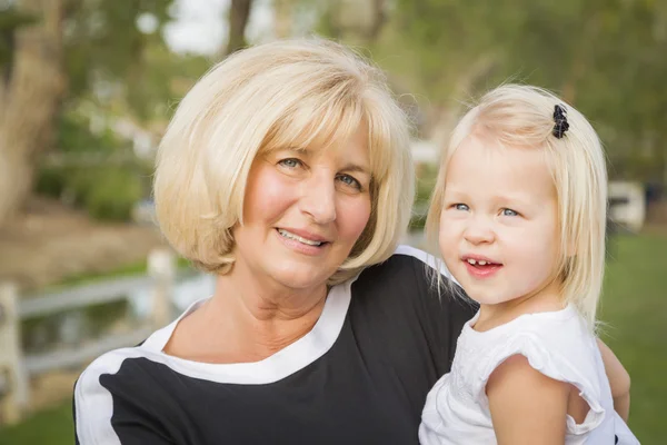 Mormor och barnbarn spelar på Park — Stockfoto