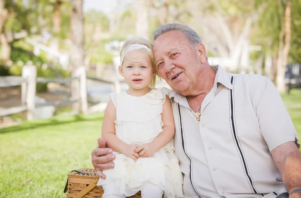 祖父と孫娘の公園で外を抱き締める — ストック写真