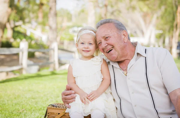 Nonno e nipote che si abbracciano fuori al parco — Foto Stock