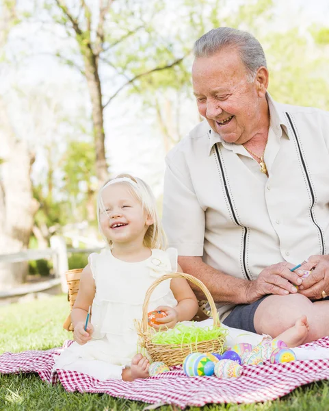 Grand-père et petite-fille Coloriage oeufs de Pâques sur couverture à — Photo