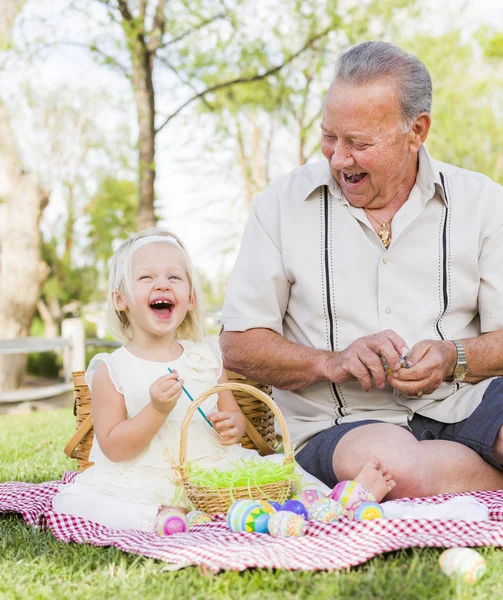 Abuelo y nieta para colorear huevos de Pascua en manta en — Foto de Stock