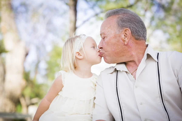 Dziadek i wnuczka pocałunki w parku — Zdjęcie stockowe