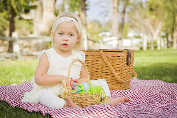 Söt Baby tjej njuter av hennes påskägg på picknick filt — Stockfoto