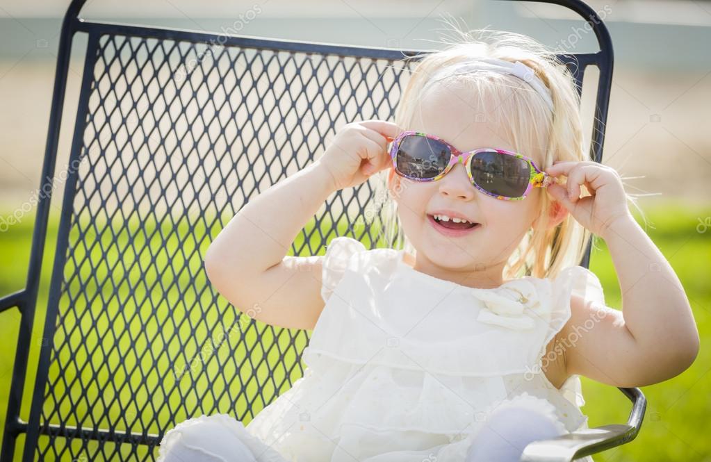 Mignon Ludique Bebe Fille Portant Des Lunettes De Soleil A L Exterieur Au Parc Image Libre De Droit Par Feverpitch C