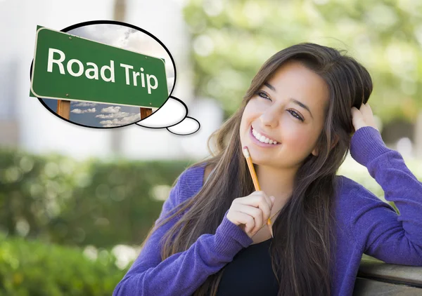 Mujer joven con la burbuja del pensamiento de los viajes por carretera signo verde — Foto de Stock