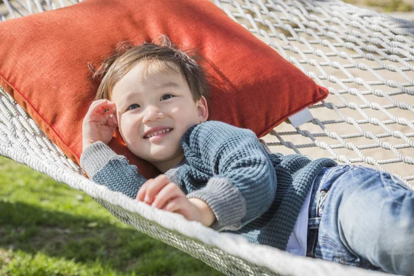 Ragazzo carino di razza mista che si rilassa in amaca — Foto Stock