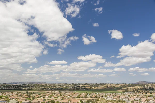 Hedendaagse buurt en majestueuze wolken — Stockfoto