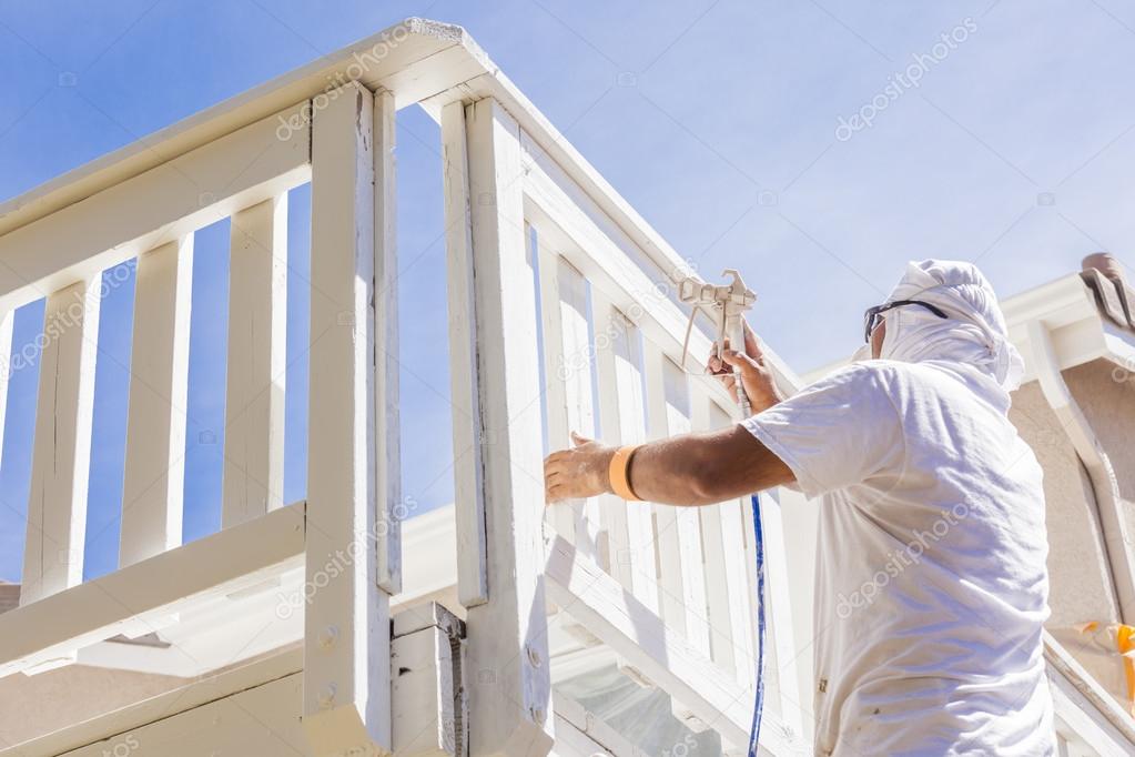 House Painter Spray Painting A Deck of A Home — Stock Photo