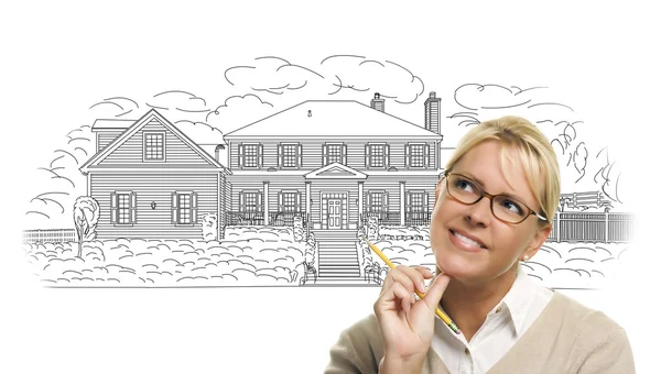 Γυναίκα με μολύβι πάνω από το σχέδιο σπίτι σε λευκό — Φωτογραφία Αρχείου
