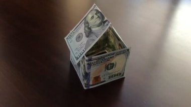 Yavaş hareket uzakta koyu ahşap masa üzerinde üfleme kağıt para evin kaydırma