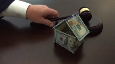 Ağır çekim tokmak uzaklıktadır üfleme para ev Slamming yargıç